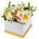 хризантемы и розы в коробке